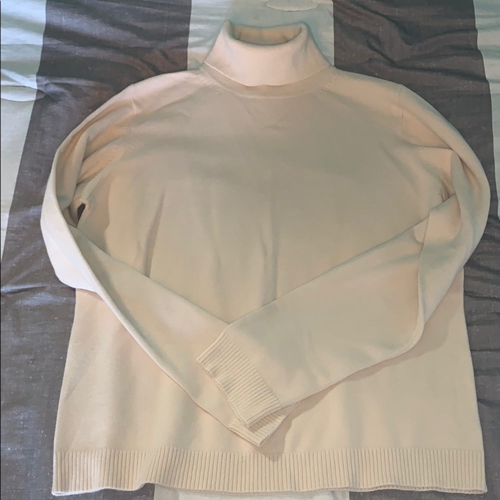 Long sleeve gap turtle neck cream colored sweater
